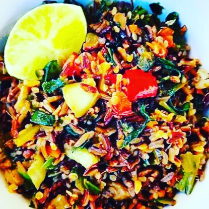 Wok de arroz negro con verduras salteadas