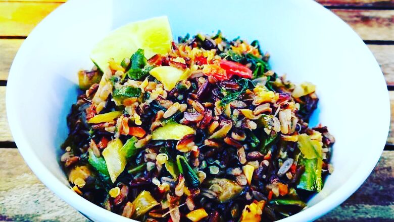 Wok de arroz negro con pak choi