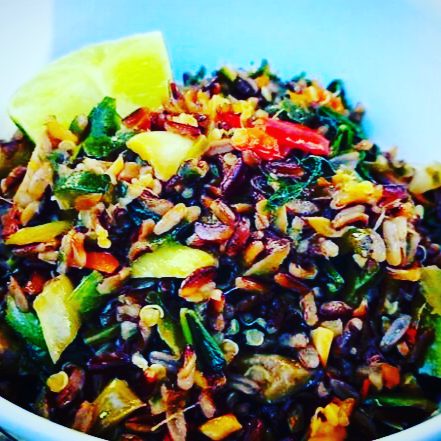 Wok de arroz negro con pak choi