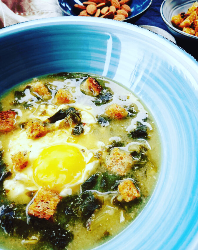 Sopa de verdura con huevo escalfado